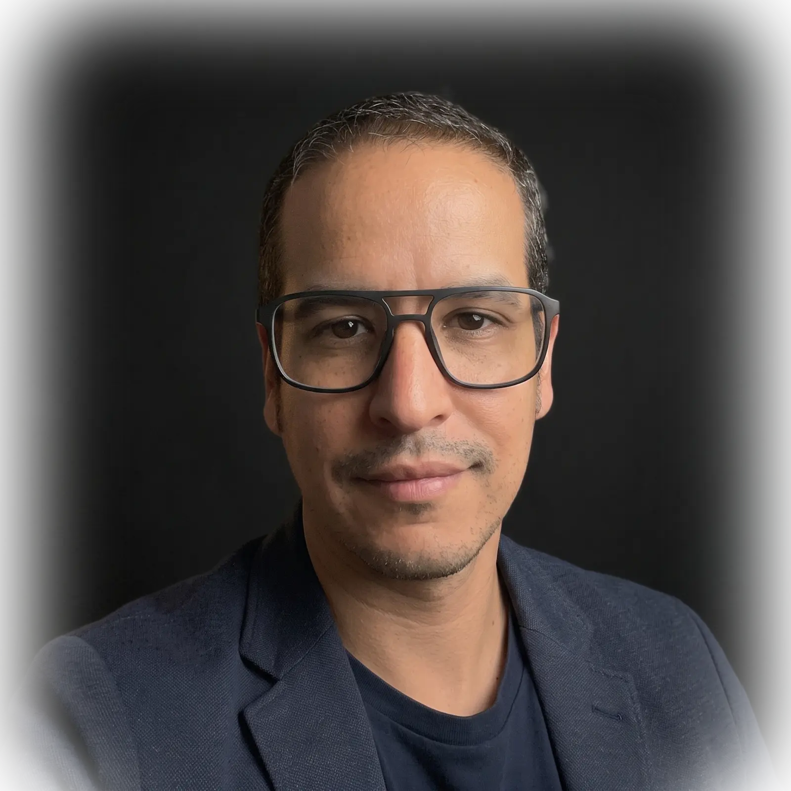 Retrato de estudio de Juan Carlos Cadavid Ruiz sobre fondo oscuro